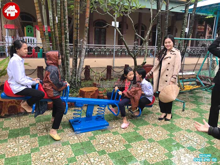 Lắp đặt đồ chơi ngoài trời tại cô nhi viện ở tỉnh Nam Định